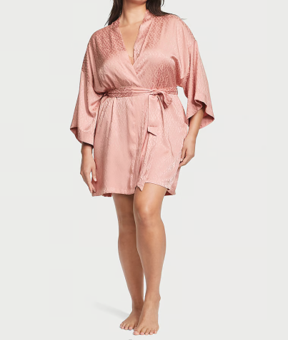 Сатиновий халат The Tour '23 Icon Satin Robe Serenity Pink від Victoria's Secret